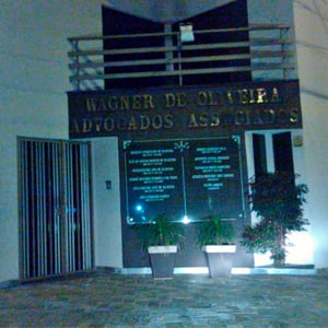 A sacada e o verde tornam aconchegante e refinada a fachada do escritório em Monte Alto/SP. 